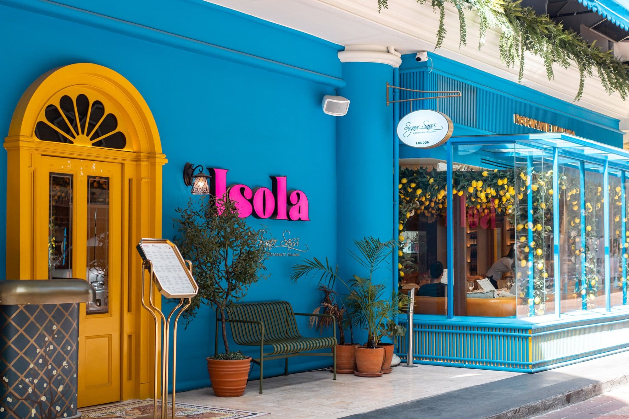 Isola by Signor Sassi provides fine dining with entertainment.  Aura Visual System provided a Void Acoustics Sound System to allow the DJ to turn up the music later in the evening.
